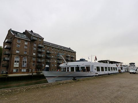 Hotelschip meert af aan Oosthavenkade