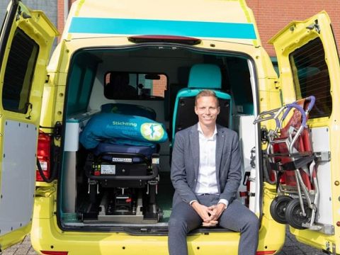Zoon volgt vader op bij Stichting Ambulance Wens