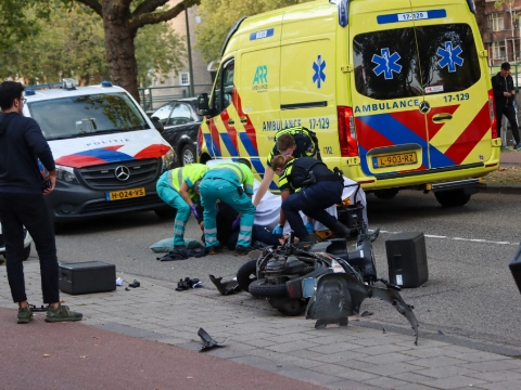 Scooterrijder gewond naar ziekenhuis