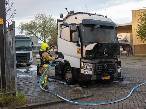 Grote schade door brand in vrachtwagen