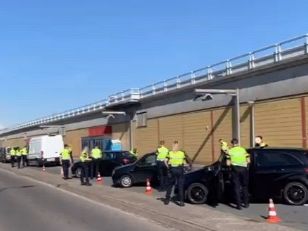 Politie houdt verkeerscontrole aan Horvathweg