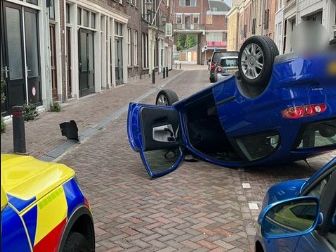 Auto belandt op de kop in de Nieuwstraat