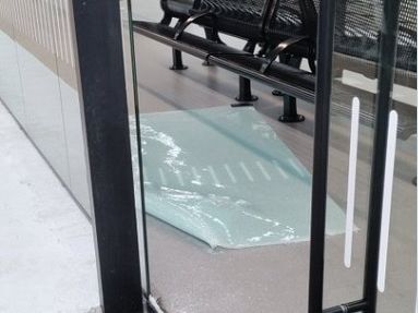 Glazen deur kapot op station