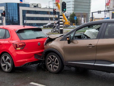Flinke klapper na kop-staart botsing bij verkeerslicht