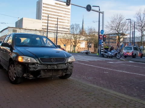 Flinke schade aan auto na aanrijding met motor