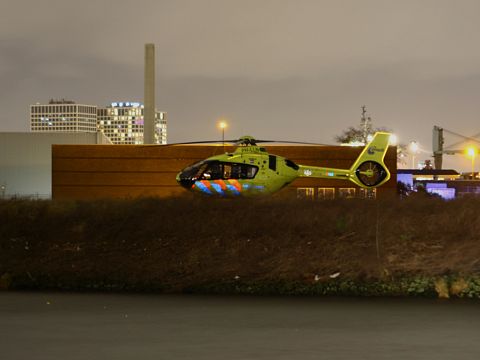 Traumahelikopter landt op modderig terrein