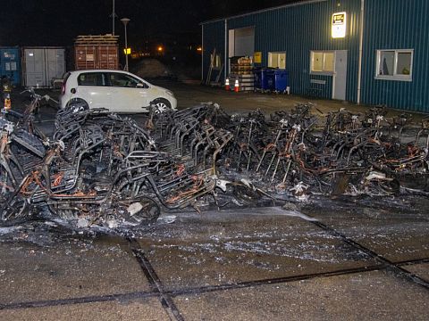 Vijftien deelscooters in vlammen op