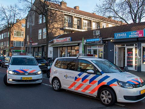 Politie zoekt twee overvallers op telefoonwinkel
