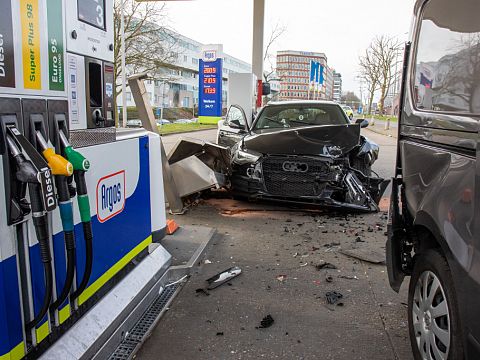 Automobilist knalt tegen auto en tankstation