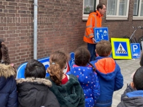 Leerlingen nemen kijkje bij stratenmakers