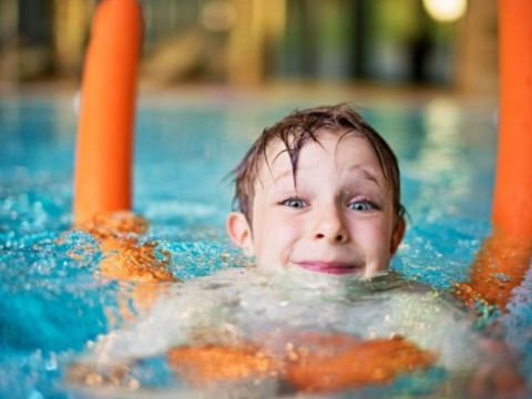 Fonds helpt kinderen met halen van zwemdiploma's
