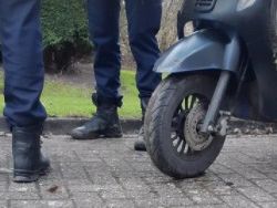 Scooterrijder rijdt rond met alarmpistool op zak