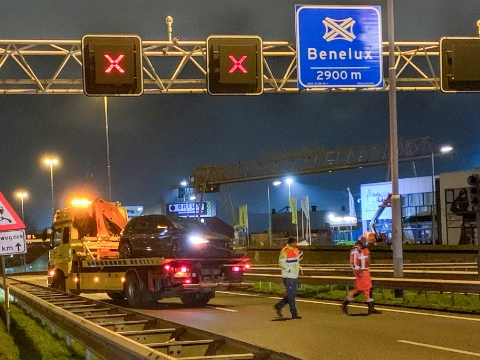 Crash tegen vangrail; tunnelbuis dicht