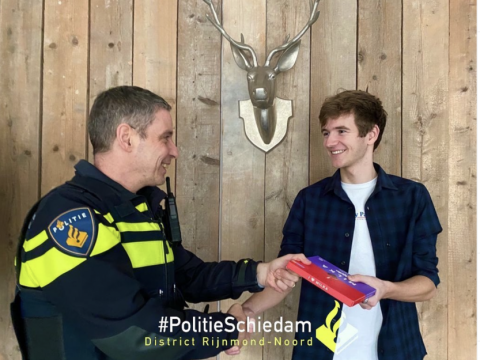 Politie steekt Schiedamse jongeman hart onder riem