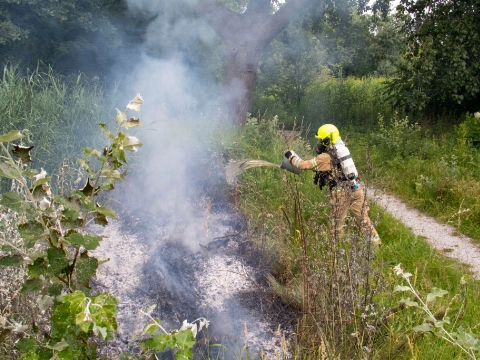 Ouderwets brandje blussen: met een emmertje water