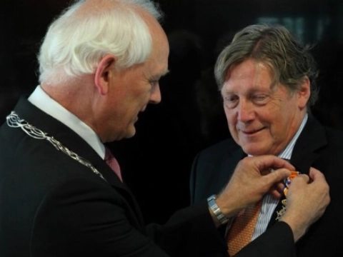 Burgemeester roemt onderscheiden professor