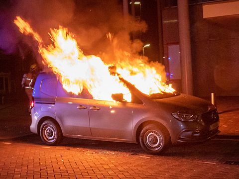 Auto uitgebrand op Emmaplein