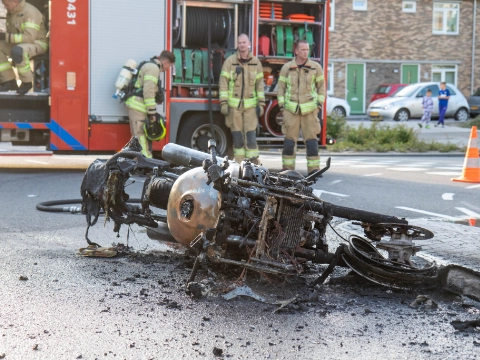 Motor vliegt tijdens rijden in brand en brandt uit