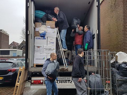 Truck uit Vlaardingen met Schiedamse hulp naar Oekraïne
