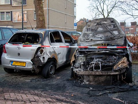 Twee auto's uitgebrand op Faassenplein