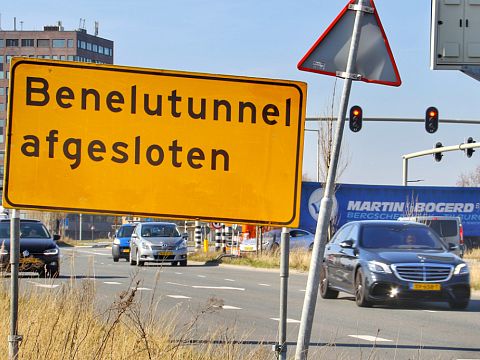 Letter vergeten op verkeersbord: 'Benelutunnel'