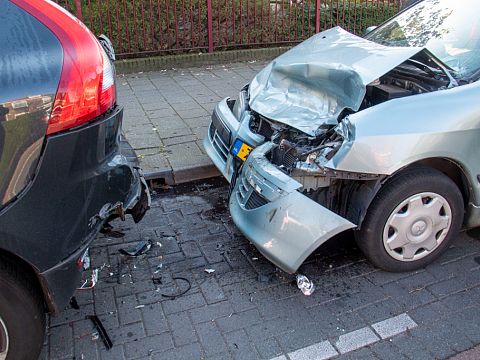 Flinke schade aan drie auto's na aanrijding