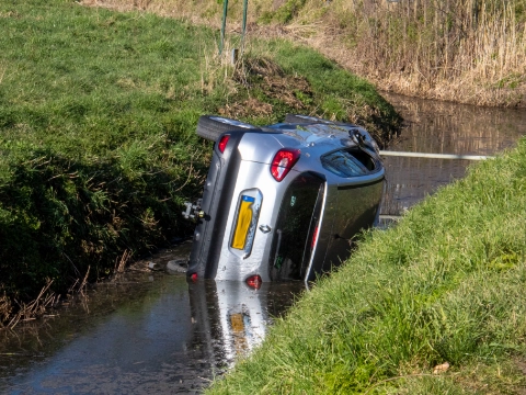 Vrouw raakt met auto te water aan Kerkweg