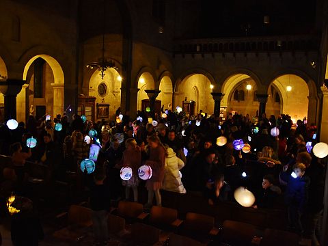 Lichtjes in het donker rond Jacobuskerk