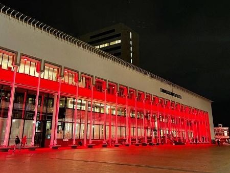 Stadkantoor baadde in rood licht