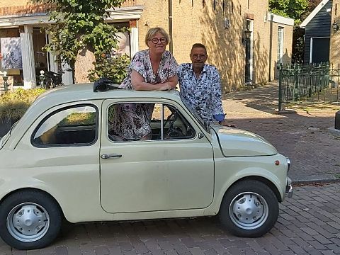 Annemiek nodigt tientallen Fiat 500'tjes uit in Schiedam