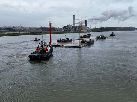 Scheepvaartverkeer Nieuwe Maas hervat na dichten lekkage