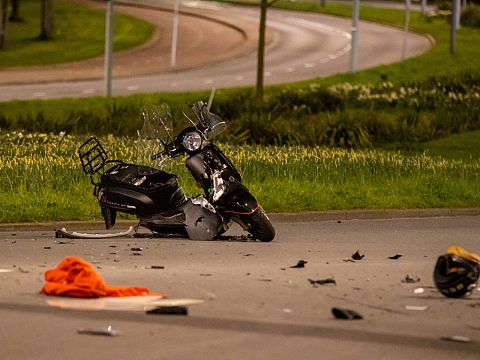 Ravage na crash tussen auto en scooter