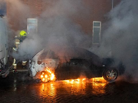 Auto uitgebrand op Fabriplein