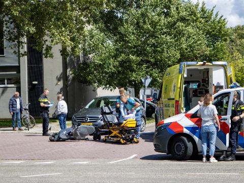 Vrouw op scooter gewond na aanrijding met auto