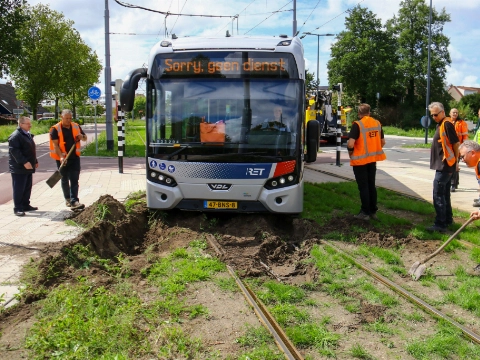 Bus RET zakt weg op trambaan, tramverkeer gestremd