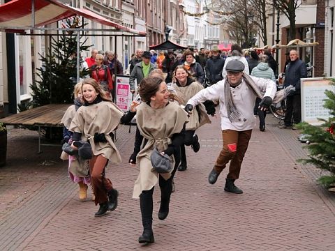Honderd vrijwiligers maken meters voor Dickens Festijn