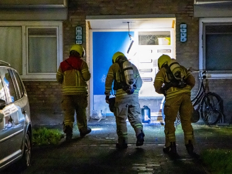 Explosief geplaatst bij portiek van flat, entree zwaar beschadigd