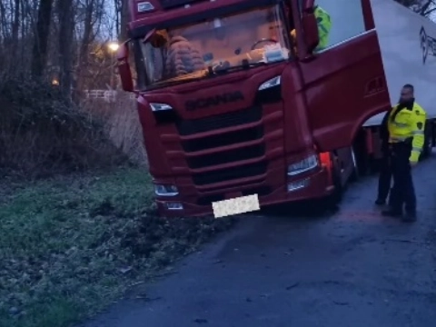 Verdwaalde vrachtwagen rijdt per ongeluk pad op
