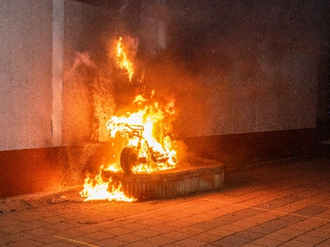 De Peperklip beschadigd door scooterbrand