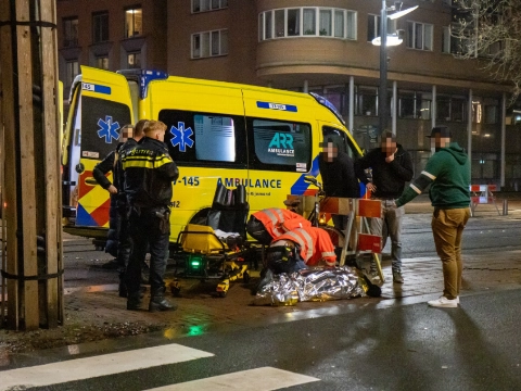 Fietster aangereden, automobilist rijdt door