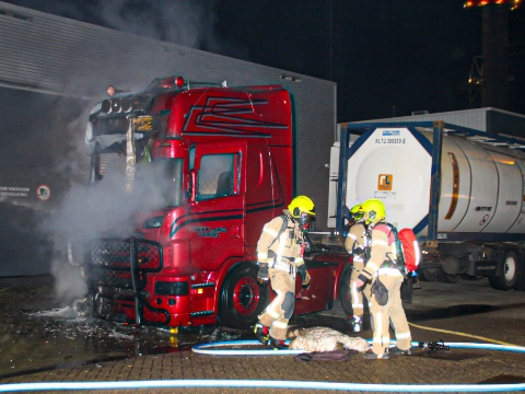 Cabine vrachtwagen brandt uit