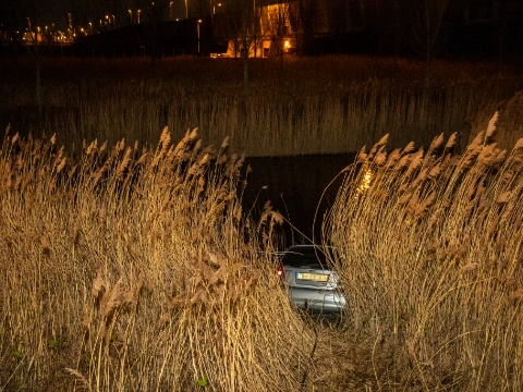 Auto vliegt uit bocht A4 en gaat te water