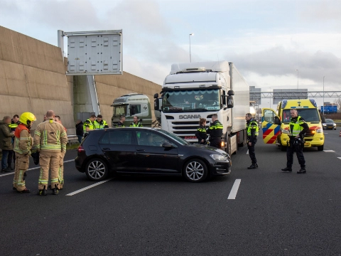 A4 dicht na ongeval tussen auto en vrachtwagen