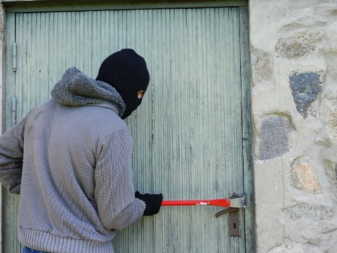 Man aangehouden die inbrekerswerktuigen bij zich had