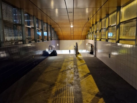 Kapotte verlichting station wordt gerepareerd, na aandringen