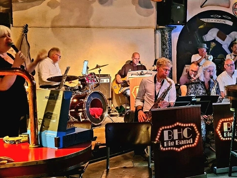 BHC bigband speelt primeur en brengt overledenen eer