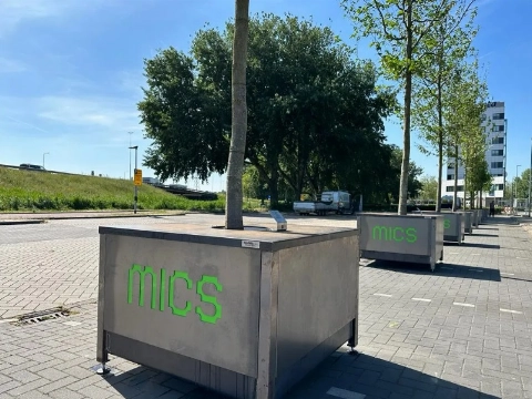 Nieuwe bomen in speciale boombakken