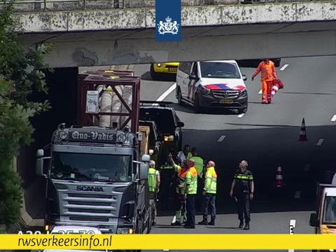 Vrachtwagenchauffeur rijdt combinatie klem