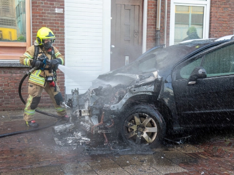 Auto in Numansdorpsestraat brandt uit