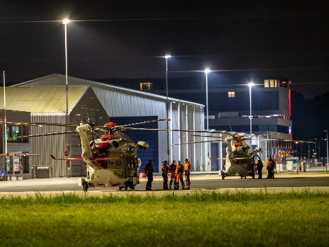Helikopterinzet uit regio bij brand op schip boven Ameland